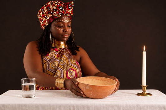 Begi/altaar cursus met Nana Afiba — kalebas, water en smalle witte dinerkaars